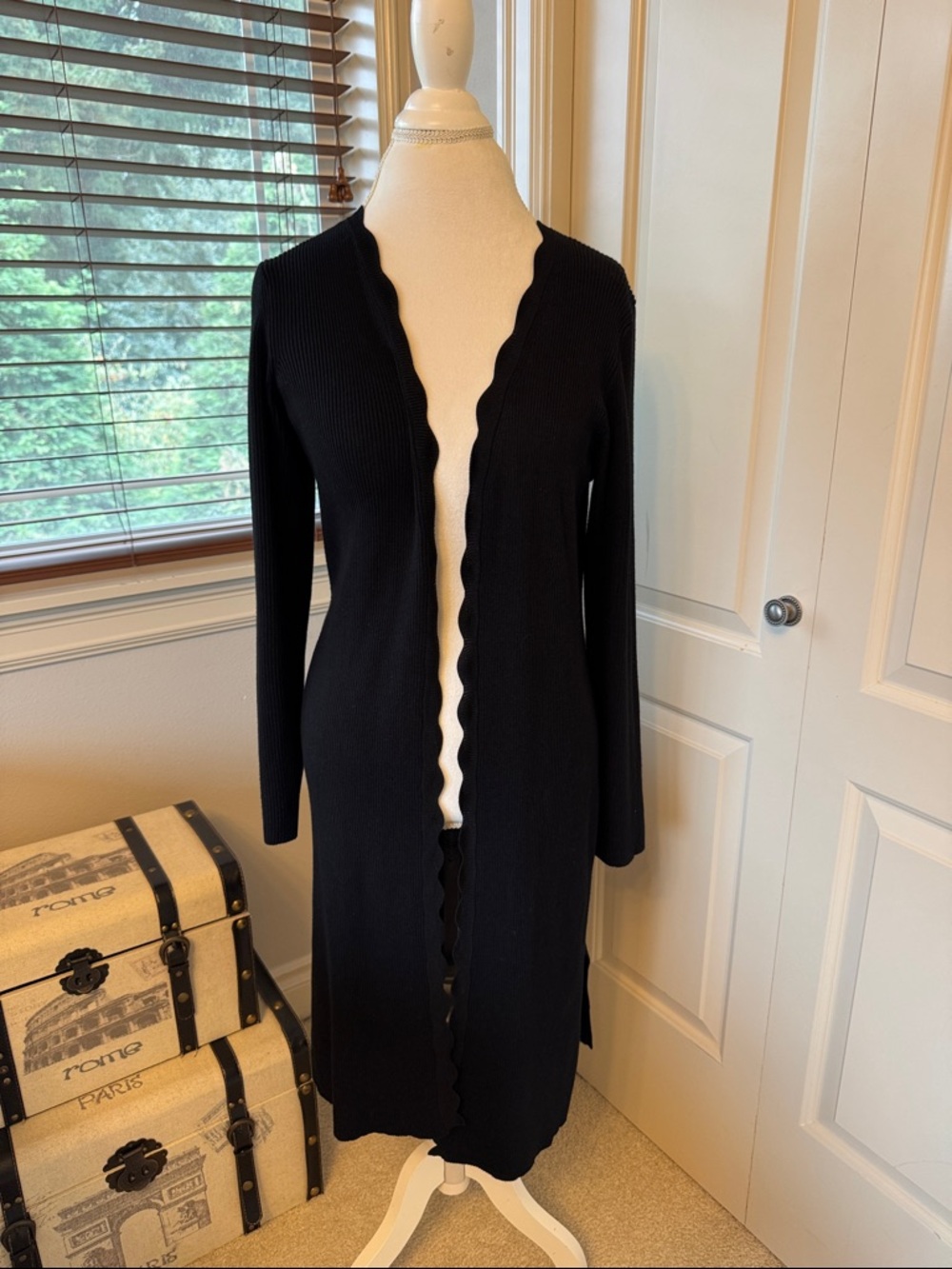 Cable & Gauge Black Ribbed Scallop-Edge Cardigan